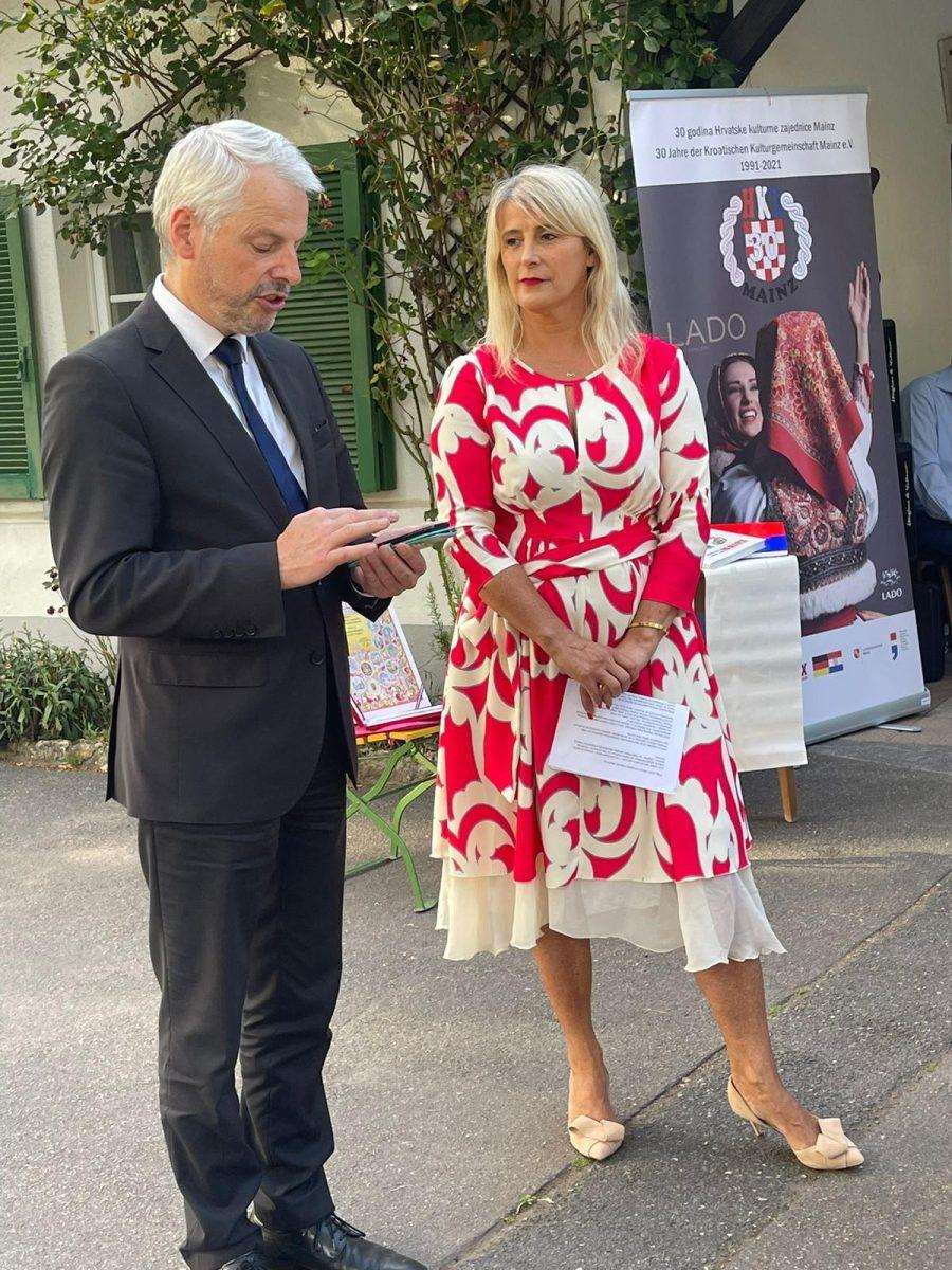 (FOTO) DIRLJIVO U HKZ MAINZ: Jasna Ačkar preuzela dužnost predsjednice, Katica Vraneša se nakon 30 godina oprostila od te funkcije (FOTO) DIRLJIVO U HKZ MAINZ: Jasna Ačkar preuzela dužnost predsjednice, Katica Vraneša se nakon 30 godina oprostila od te funkcije