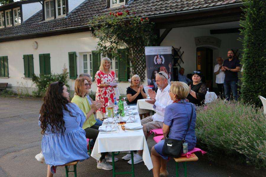 (FOTO) DIRLJIVO U HKZ MAINZ: Jasna Ačkar preuzela dužnost predsjednice, Katica Vraneša se nakon 30 godina oprostila od te funkcije (FOTO) DIRLJIVO U HKZ MAINZ: Jasna Ačkar preuzela dužnost predsjednice, Katica Vraneša se nakon 30 godina oprostila od te funkcije