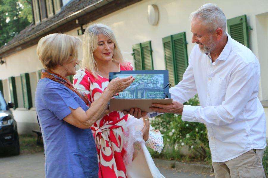 (FOTO) DIRLJIVO U HKZ MAINZ: Jasna Ačkar preuzela dužnost predsjednice, Katica Vraneša se nakon 30 godina oprostila od te funkcije (FOTO) DIRLJIVO U HKZ MAINZ: Jasna Ačkar preuzela dužnost predsjednice, Katica Vraneša se nakon 30 godina oprostila od te funkcije