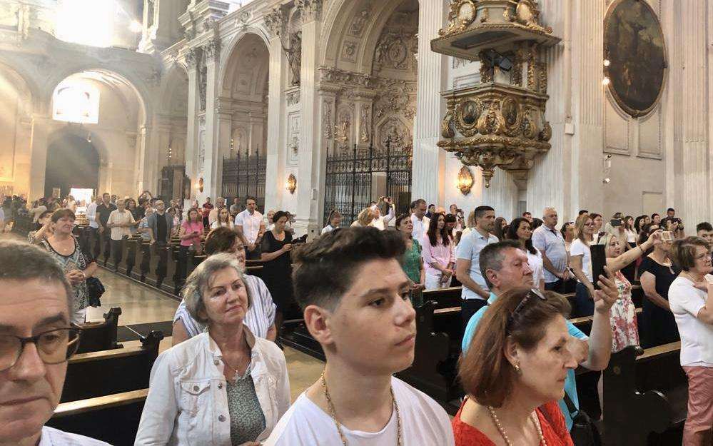 (FOTO i VIDEO) ZBOR HRT-a U MÜNCHENU: Veliki broj Hrvata na nedjeljnom koncertu u crkvi sv. Michaela - večeras novi koncert u Herkulessaal der Residenz u Münchenu (FOTO i VIDEO) ZBOR HRT-a U MÜNCHENU: Veliki broj Hrvata na nedjeljnom koncertu u crkvi sv. Michaela - večeras novi koncert u Herkulessaal der Residenz u Münchenu