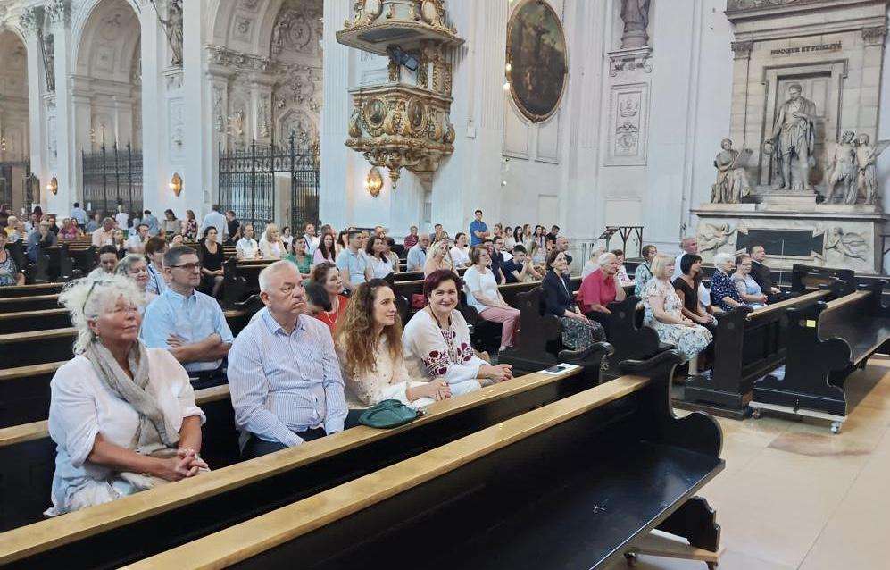 (FOTO i VIDEO) ZBOR HRT-a U MÜNCHENU: Veliki broj Hrvata na nedjeljnom koncertu u crkvi sv. Michaela - večeras novi koncert u Herkulessaal der Residenz u Münchenu (FOTO i VIDEO) ZBOR HRT-a U MÜNCHENU: Veliki broj Hrvata na nedjeljnom koncertu u crkvi sv. Michaela - večeras novi koncert u Herkulessaal der Residenz u Münchenu