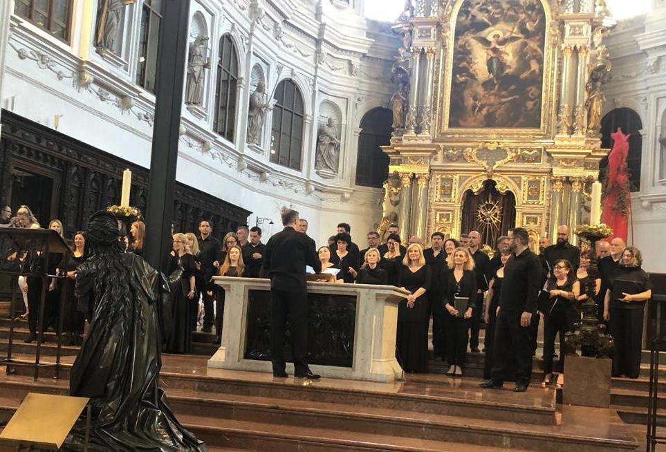 (FOTO i VIDEO) ZBOR HRT-a U MÜNCHENU: Veliki broj Hrvata na nedjeljnom koncertu u crkvi sv. Michaela - večeras novi koncert u Herkulessaal der Residenz u Münchenu (FOTO i VIDEO) ZBOR HRT-a U MÜNCHENU: Veliki broj Hrvata na nedjeljnom koncertu u crkvi sv. Michaela - večeras novi koncert u Herkulessaal der Residenz u Münchenu