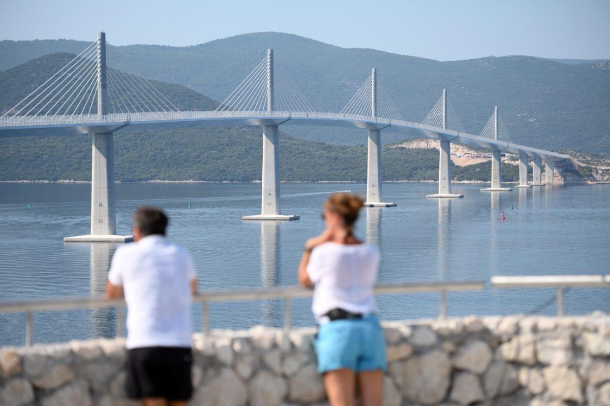 (FOTO) STRANI MEDIJI O OTVARANJU PELJEŠKOG MOSTA: Hrvatska novim mostom zaobilazi BiH na putu do Dubrovnika