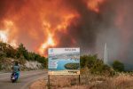 PAKAO U DALMACIJI: Više od 300 vatrogasaca gasi požar, Plenković u obilasku, situacija nikad gora, izgorjelo 20- ak kuća i nekoliko vozila, nema stradalih PAKAO U DALMACIJI: Više od 300 vatrogasaca gasi požar, Plenković u obilasku, situacija nikad gora, izgorjelo 20- ak kuća i nekoliko vozila, nema stradalih