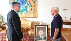 NA DAR DOBIO PORTRET KOJI JE PREŠAO MNOGO KILOMETARA: Milanović na Pantovčaku primio Čedu Paića, poznatog hrvatskog humanitarca iz Nizozemske i „Osobu godine“ u Večernjakovu izboru