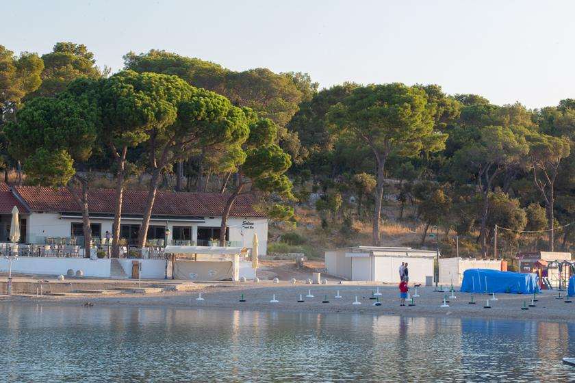 MLADIĆI I DJEVOJKA OTIŠLI NA NOĆNO KUPANJE U BIOGRAD NA MORU: Šokirali se kad su shvatili što im se dogodilo i tko ih je pokrao MLADIĆI I DJEVOJKA OTIŠLI NA NOĆNO KUPANJE U BIOGRAD NA MORU: Šokirali se kad su shvatili što im se dogodilo i tko ih je pokrao