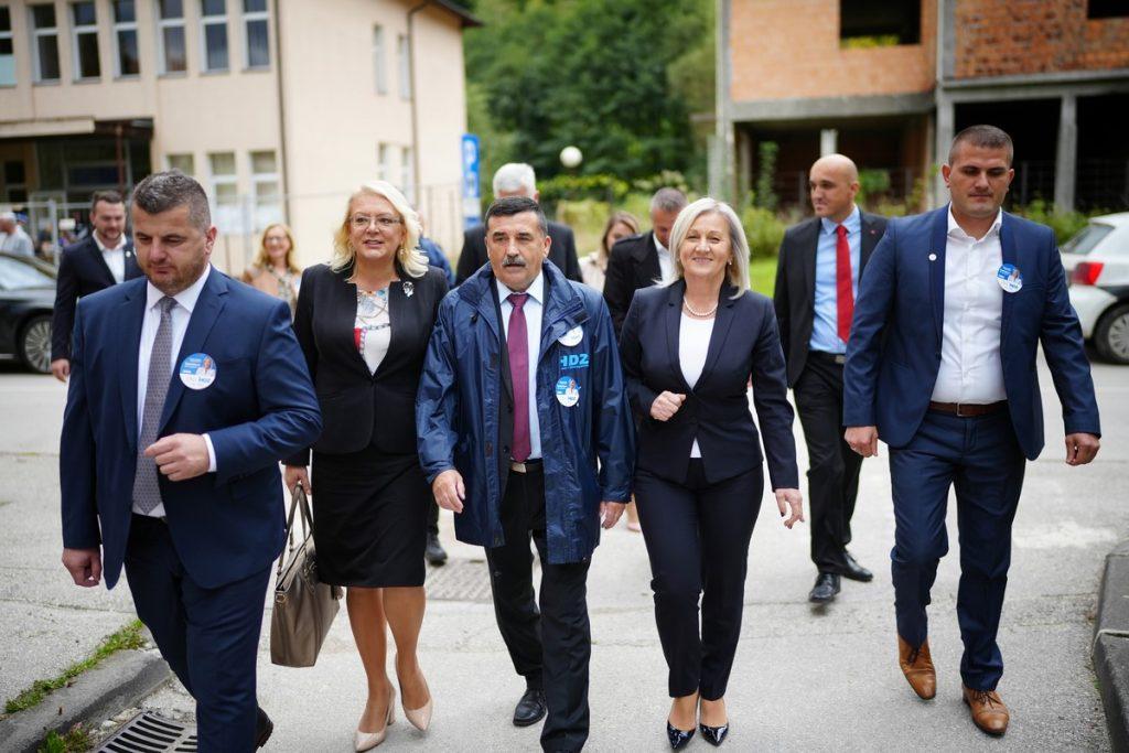 BORJANA KRIŠTO U TRAVNIKU I NOVOM TRAVNIKU: Naša zadaća je osigurati više razloga kako bi mladi ostajali ovdje i gradili svoju budućnost BORJANA KRIŠTO U TRAVNIKU I NOVOM TRAVNIKU: Naša zadaća je osigurati više razloga kako bi mladi ostajali ovdje i gradili svoju budućnost