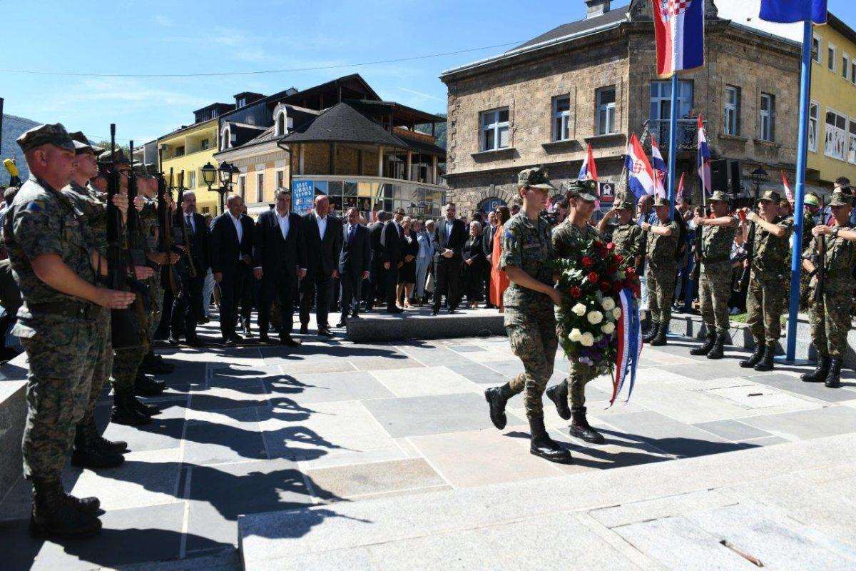 PREDSJEDNIK MILANOVIĆ NA OBILJEŽAVANJU 27. OBLJETNICE OSLOBAĐANJA JAJCA: Hrvatske snage HV-a i HVO-a oslobodile kraljevski grad Jajce hvo jajce