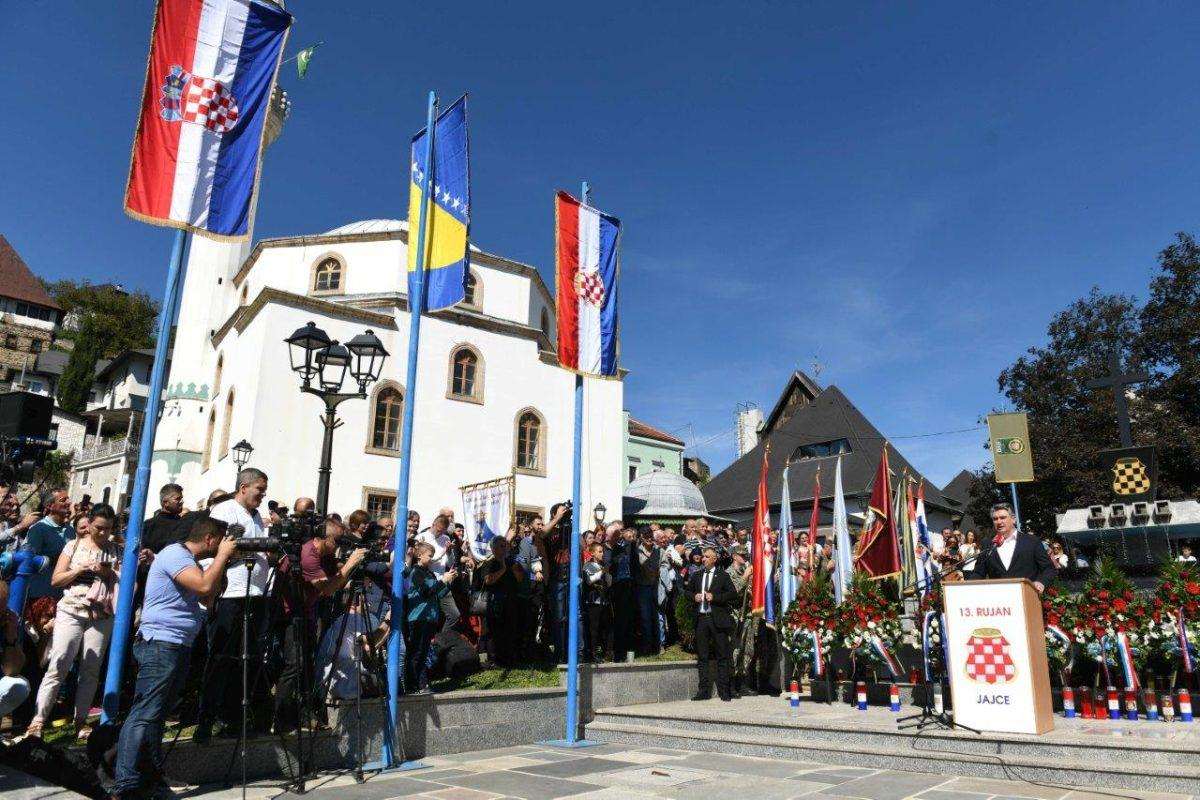 PREDSJEDNIK MILANOVIĆ NA OBILJEŽAVANJU 27. OBLJETNICE OSLOBAĐANJA JAJCA: Hrvatske snage HV-a i HVO-a oslobodile kraljevski grad Jajce hvao jajce