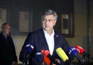 ŽELJEZNIČKA NESREĆA U HRVATSKOJ: U sudaru vlakova kod Novske poginule 3 osobe, 11 je ozlijeđeno. Mjesto nesreće obišao premijer Plenković sa ministrima ŽELJEZNIČKA NESREĆA U HRVATSKOJ: U sudaru vlakova kod Novske poginule 3 osobe, 11 je ozlijeđeno. Mjesto nesreće obišao premijer Plenković sa ministrima