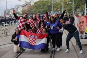 FOTO GALERIJA: Bečki stadion u hrvatskim bojama i navijačkim zastavama iz domovine i iseljeništva