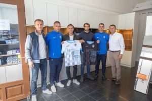 ČELNICI HNK VUKOVAR 1991. U SINJU: Prilikom posjeta Gospinu Svetištu u Sinju primio ih gvardijan fra. Marinko Vukman