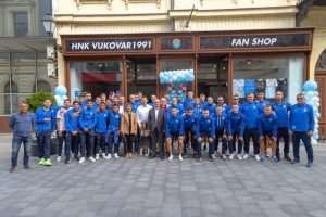 ČELNICI HNK VUKOVAR 1991. U SINJU: Prilikom posjeta Gospinu Svetištu u Sinju primio ih gvardijan fra. Marinko Vukman