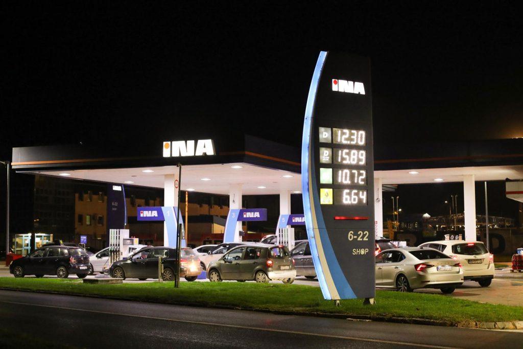 (FOTO) VELIKO POSKUPLJENJE GORIVA U HRVATSKOJ: Ovo su gužve večeras na benzinskim postajama