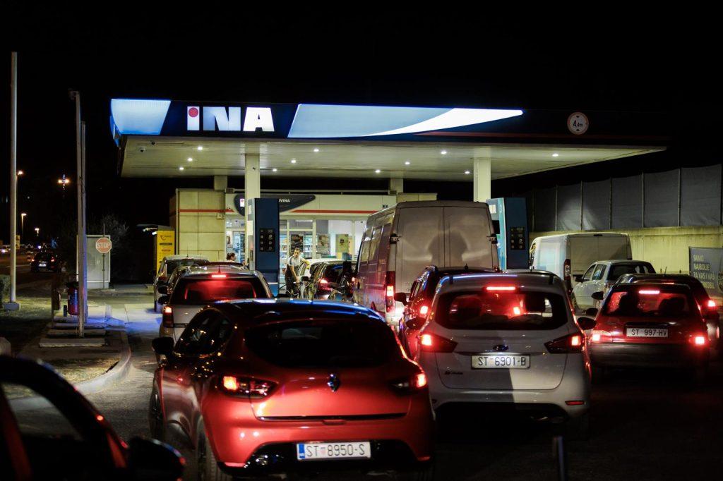 (FOTO) VELIKO POSKUPLJENJE GORIVA U HRVATSKOJ: Ovo su gužve večeras na benzinskim postajama