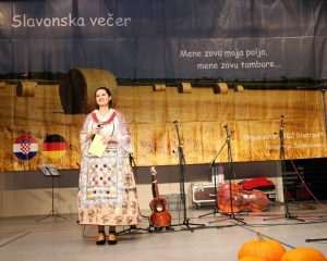 (FOTO) SLAVONSKA VEČER 2022.: Više od 1.000 gostiju u Gerlingenu uživalo u kulturno-zabavnom programu u kojem je zvijezda večeri bila jedna od najpopularnijih pjevačica kontinentalne Hrvatske