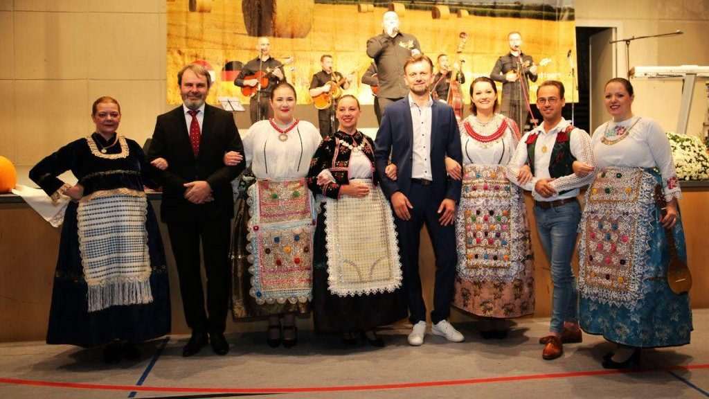 (FOTO) SLAVONSKA VEČER 2022.: Više od 1.000 gostiju u Gerlingenu uživalo u kulturno-zabavnom programu u kojem je zvijezda večeri bila jedna od najpopularnijih pjevačica kontinentalne Hrvatske