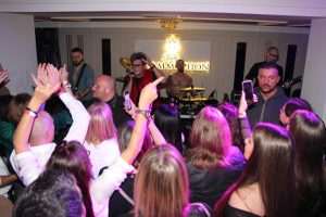 (FOTO i VIDEO) CRVENA JABUKA U DORTMUNDU: Publika u glas pjevala sve hitove popularnog benda