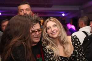 (FOTO i VIDEO) CRVENA JABUKA U DORTMUNDU: Publika u glas pjevala sve hitove popularnog benda
