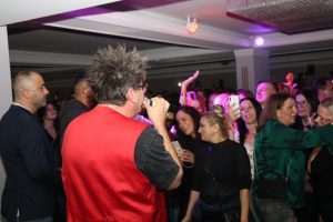 (FOTO i VIDEO) CRVENA JABUKA U DORTMUNDU: Publika u glas pjevala sve hitove popularnog benda