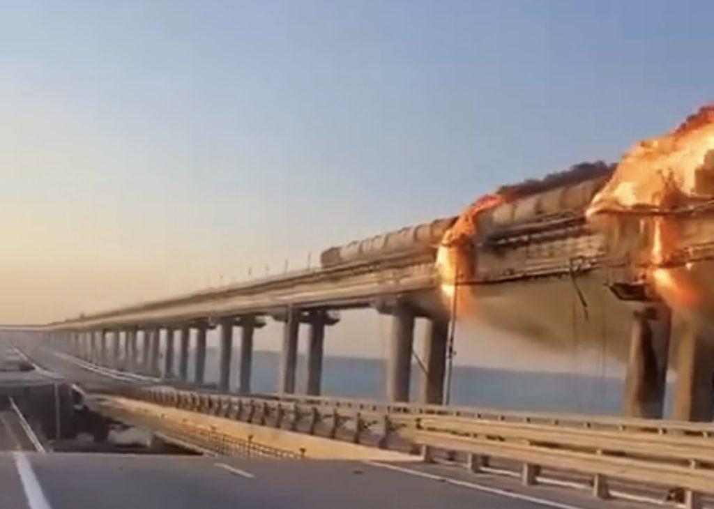 (VIDEO) EKSPLOZIJA I POŽAR NA KRIMSKOM MOSTU: Oglasili se Rusi ali i Ukrajinci!