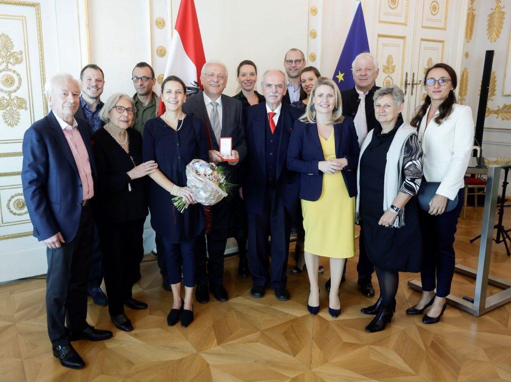 VISOKO DRŽAVNO ODLIKOVANJE: Petru Tyranu “Zlatno časno odličje” Republike Austrije za posebne zasluge za “Hrvatske novine” i gradišćanske Hrvate tyran obitelj ministrica