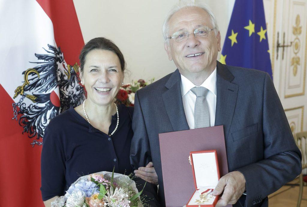 VISOKO DRŽAVNO ODLIKOVANJE: Petru Tyranu “Zlatno časno odličje” Republike Austrije za posebne zasluge za “Hrvatske novine” i gradišćanske Hrvate VISOKO DRŽAVNO ODLIKOVANJE: Petru Tyranu “Zlatno časno odličje” Republike Austrije za posebne zasluge za “Hrvatske novine” i gradišćanske Hrvate