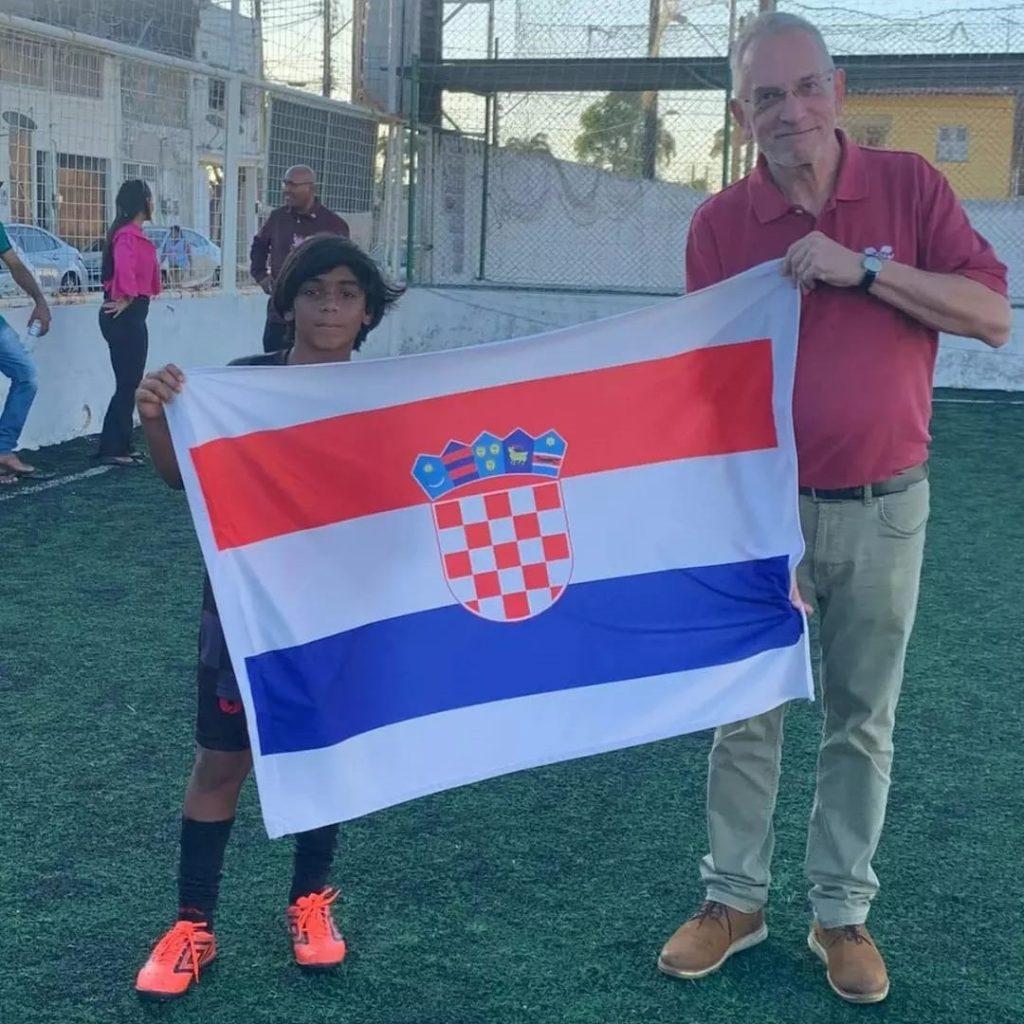 DAROVI BRAZILCIMA KOJI SU ZALJUBLJENI U HRVATSKU: Veleposlanik Hrvatske u Brazilu Ranko Vilović darovao brazliski klub hrvatskog imena hrvatskim dresovima i ostalim sportskim rekvizitima