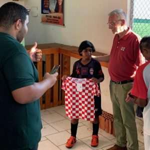 DAROVI BRAZILCIMA KOJI SU ZALJUBLJENI U HRVATSKU: Veleposlanik Hrvatske u Brazilu Ranko Vilović darovao brazliski klub hrvatskog imena hrvatskim dresovima i ostalim sportskim rekvizitima