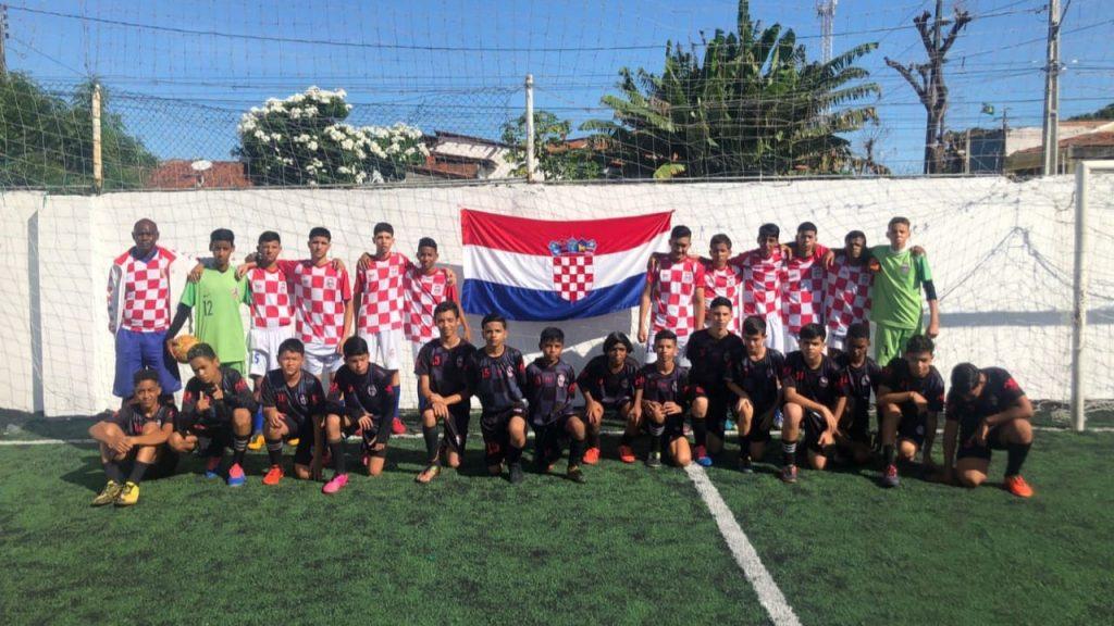 DAROVI BRAZILCIMA KOJI SU ZALJUBLJENI U HRVATSKU: Veleposlanik Hrvatske u Brazilu Ranko Vilović darovao brazliski klub hrvatskog imena hrvatskim dresovima i ostalim sportskim rekvizitima