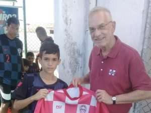 DAROVI BRAZILCIMA KOJI SU ZALJUBLJENI U HRVATSKU: Veleposlanik Hrvatske u Brazilu Ranko Vilović darovao brazliski klub hrvatskog imena hrvatskim dresovima i ostalim sportskim rekvizitima