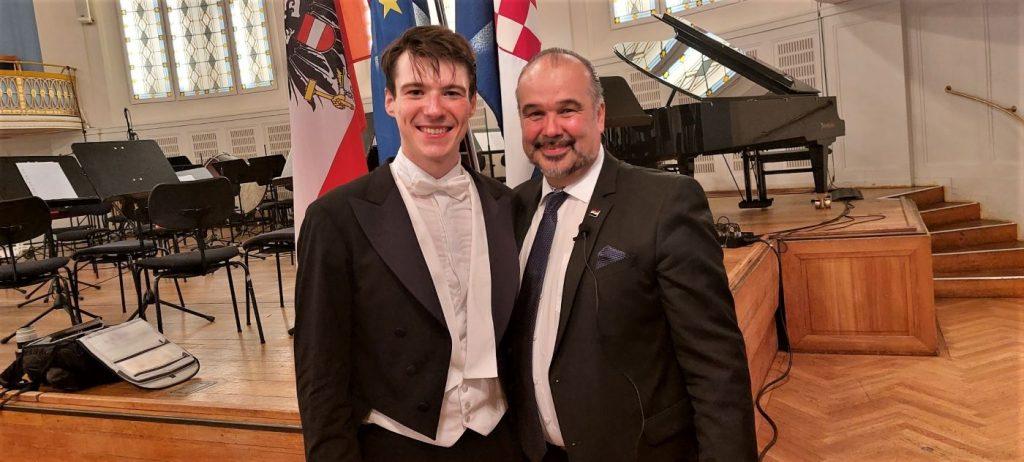 (FOTO) KONCERT i OBLJETNICA ZA PAMĆENJE: Ovacije Bečana Hrvatskoj, mladim hrvatskim i austrijskim glazbenicima i sjajnom dirigentu Veselu