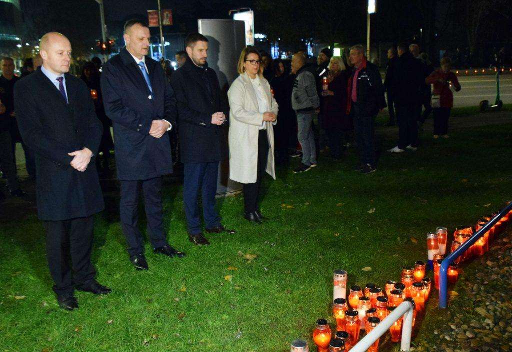 (FOTO) PONOS I TUGA ŠIROM HRVATSKE: Građani se prisjećaju svih vukovarskih heroja, branitelja i civila koji su položili svoje živote za slobodnu Hrvatsku