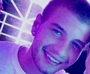 CVIJEĆE I SVIJEĆE ZA UBIJENOG MLADIĆA: Susjedi i prijatelji se opraštaju od Stjepana Jerkovića, policija objavila da je ranjena još jedna osoba