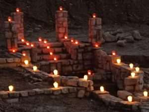 ŠIROKI BRIJEG, LJUBUŠKI, GRUDE, ORAŠJE, ODŽAK, USORA, BRČKO, BUSOVAČA, NOVI TRAVINK, ŽEPČE, VITEZ, LIVNO, TOMISLAVGRAD, POSUŠJE, ČAPLJIN I NEUM: Za Vukovar u brojnim središtima u BiH sinoć i jutros zapaljene svijeće