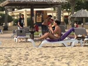 Lijepe žene meme poglede muškaraca na plaži u Dohi