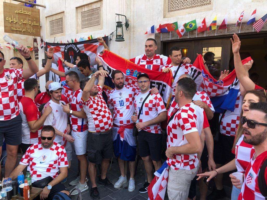 (FOTO I VIDEO) ZANIMLJIVOSTI IZ KATRA: U iščekivanju odlučujuće utakmice protiv Belgije, hrvatski navijači uživaju u blagodatima Dohe