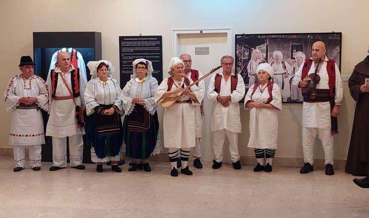 GALERIJA HRVATSKE MATICE ISELJENIKA: Etnografsko blago iz Bosne i Hercegovine u Zagrebu GALERIJA HRVATSKE MATICE ISELJENIKA: Etnografsko blago iz Bosne i Hercegovine u Zagrebu