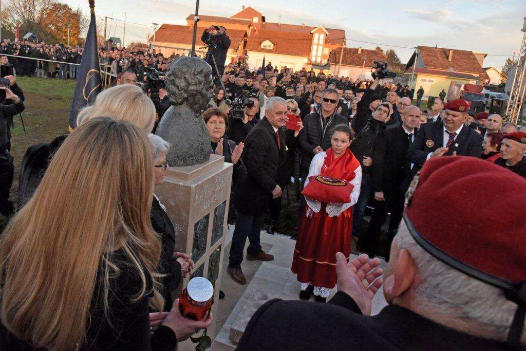 VUKOVARSKA MAJKA HRABROSTI: Otkrivanje spomenika Kati Šoljić i sinovima, život su dali za Hrvatsku