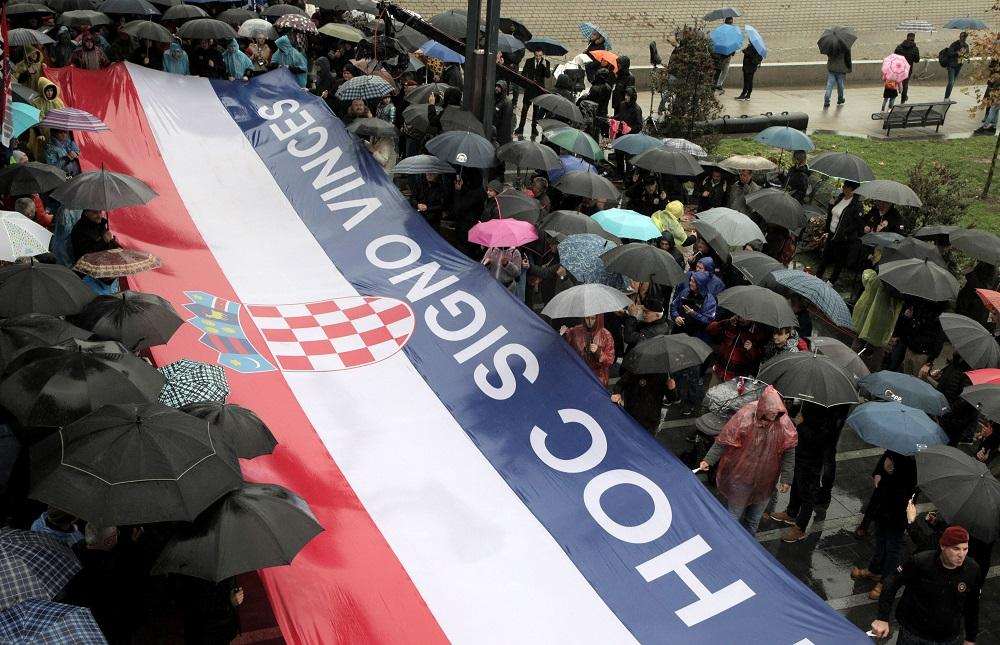 KOLONA SJEĆANJA U VUKOVARU: Unatoč jakoj kiši okupilo se više tisuća domoljuba, političari iskazali poštovanje prema svim hrvatskim braniteljima KOLONA SJEĆANJA U VUKOVARU: Unatoč jakoj kiši okupilo se više tisuća domoljuba, političari iskazali poštovanje prema svim hrvatskim braniteljima