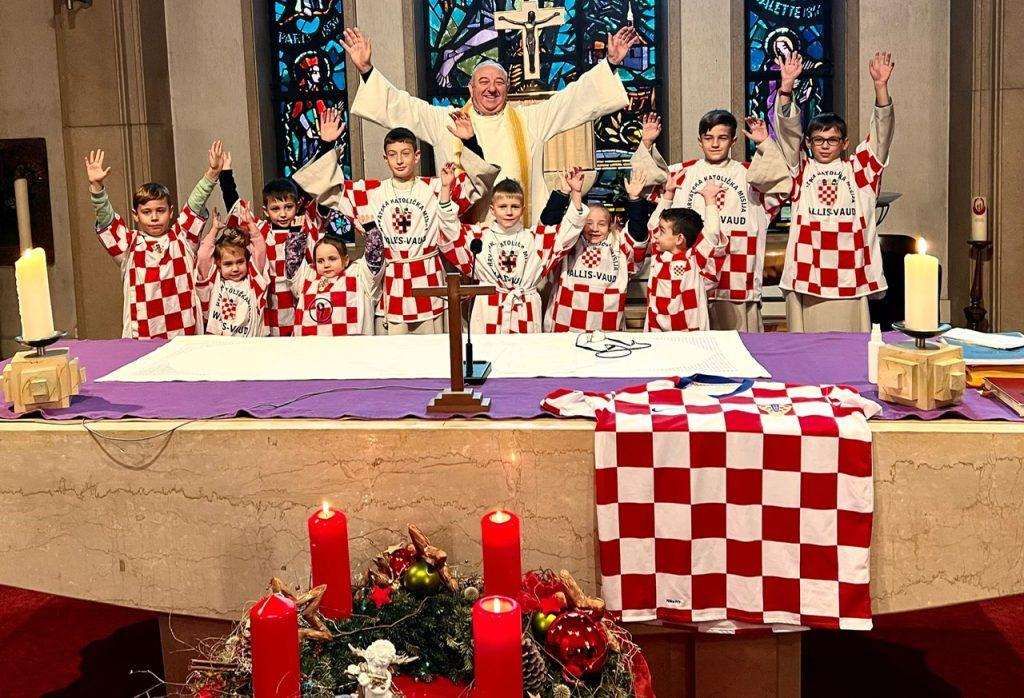 NAPRIJED "VATRENI": I Hrvatska katolička misija iz Švicarske dala jedinstvenu podršku Hrvatskoj reprezentaciji NAPRIJED "VATRENI": I Hrvatska katolička misija iz Švicarske dala jedinstvenu podršku Hrvatskoj reprezentaciji
