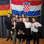 (FOTO) BOŽIĆNA PROSLAVA I NIKOLINJE U HKZ GIEßEN: Roditelji odgovarali na pitanja djece! (FOTO) BOŽIĆNA PROSLAVA I NIKOLINJE U HKZ GIEßEN: Roditelji odgovarali na pitanja djece!