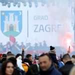 (FOTO) PONOSNI NA USPJEH VATRENIH: Trg bana Jelačića već pun navijača, počeo službeni program dočeka