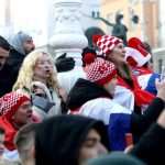 (FOTO) PONOSNI NA USPJEH VATRENIH: Trg bana Jelačića već pun navijača, počeo službeni program dočeka