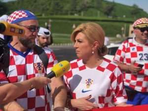 (VIDEO i FOTO) SPEKTAKL U DOHI: Hrvatski navijači i Kolinda Grabar Kitarović zajedno razvili zastavu dugu 200 metara