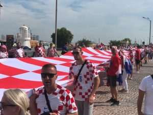 (VIDEO i FOTO) SPEKTAKL U DOHI: Hrvatski navijači i Kolinda Grabar Kitarović zajedno razvili zastavu dugu 200 metara