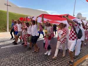 (VIDEO i FOTO) SPEKTAKL U DOHI: Hrvatski navijači i Kolinda Grabar Kitarović zajedno razvili zastavu dugu 200 metara