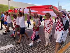 (VIDEO i FOTO) SPEKTAKL U DOHI: Hrvatski navijači i Kolinda Grabar Kitarović zajedno razvili zastavu dugu 200 metara