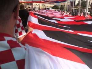 (VIDEO i FOTO) SPEKTAKL U DOHI: Hrvatski navijači i Kolinda Grabar Kitarović zajedno razvili zastavu dugu 200 metara