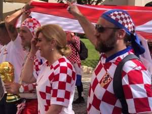 (VIDEO i FOTO) SPEKTAKL U DOHI: Hrvatski navijači i Kolinda Grabar Kitarović zajedno razvili zastavu dugu 200 metara